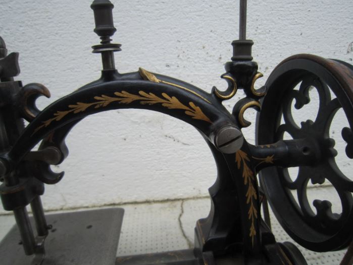 Ancienne machine a coudre manuelle