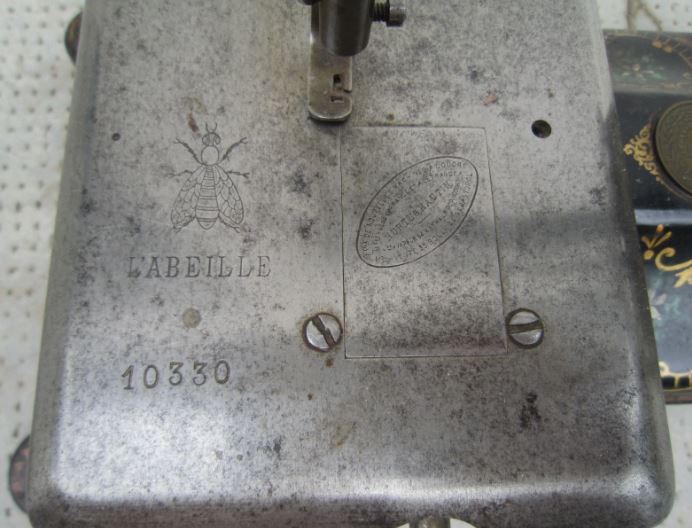 Ancienne machine a coudre manuelle