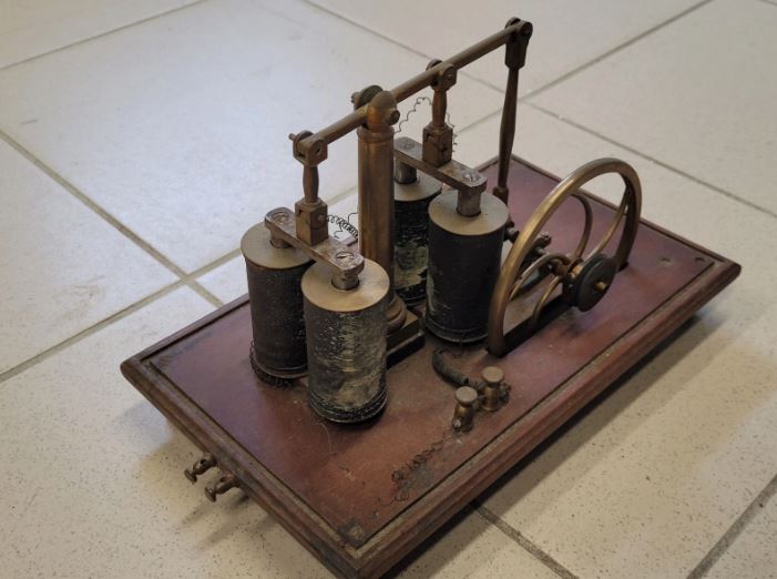 Machine à moteur électromagnétique ancien