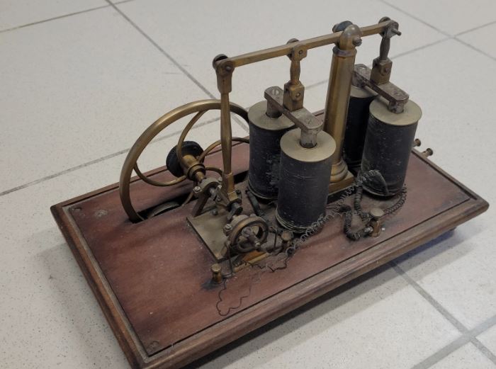 Machine à moteur électromagnétique ancien