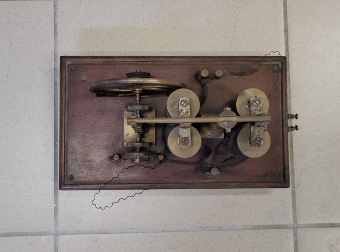 Machine à moteur électromagnétique ancien