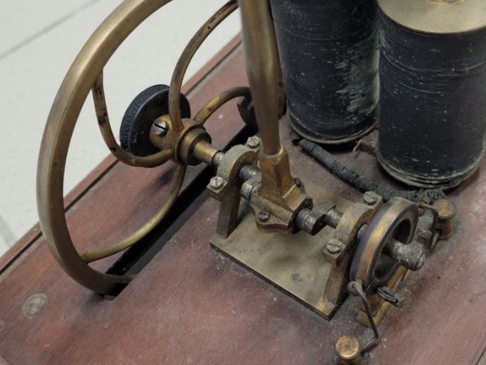 Machine à moteur électromagnétique ancien