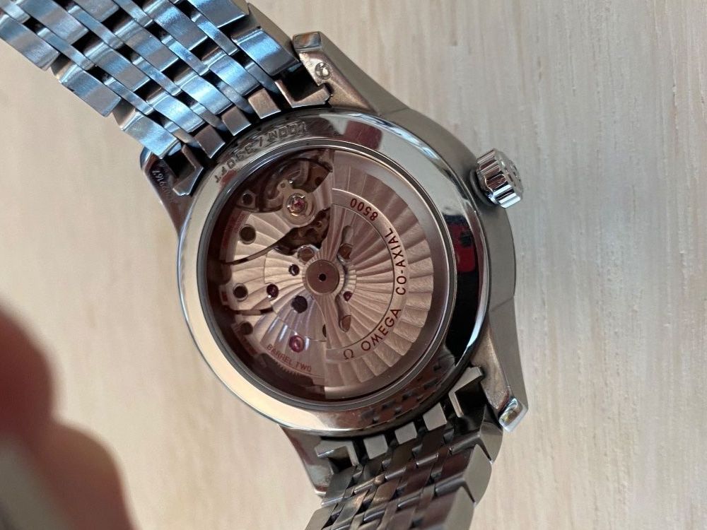 Montre OMEGA De Ville Hour Vision équipée du mouvement Co-Axial