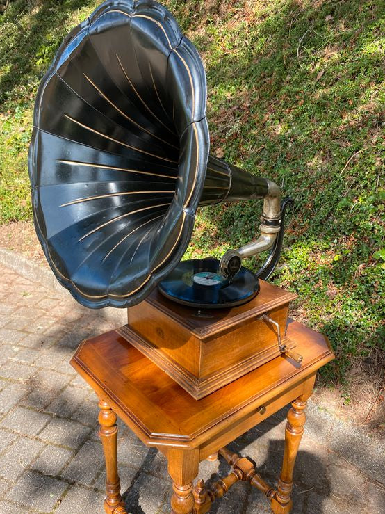 Gramophone PATHE d'époque avec son meuble bas