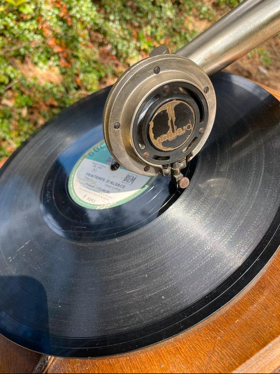 Gramophone PATHE d'époque avec son meuble bas