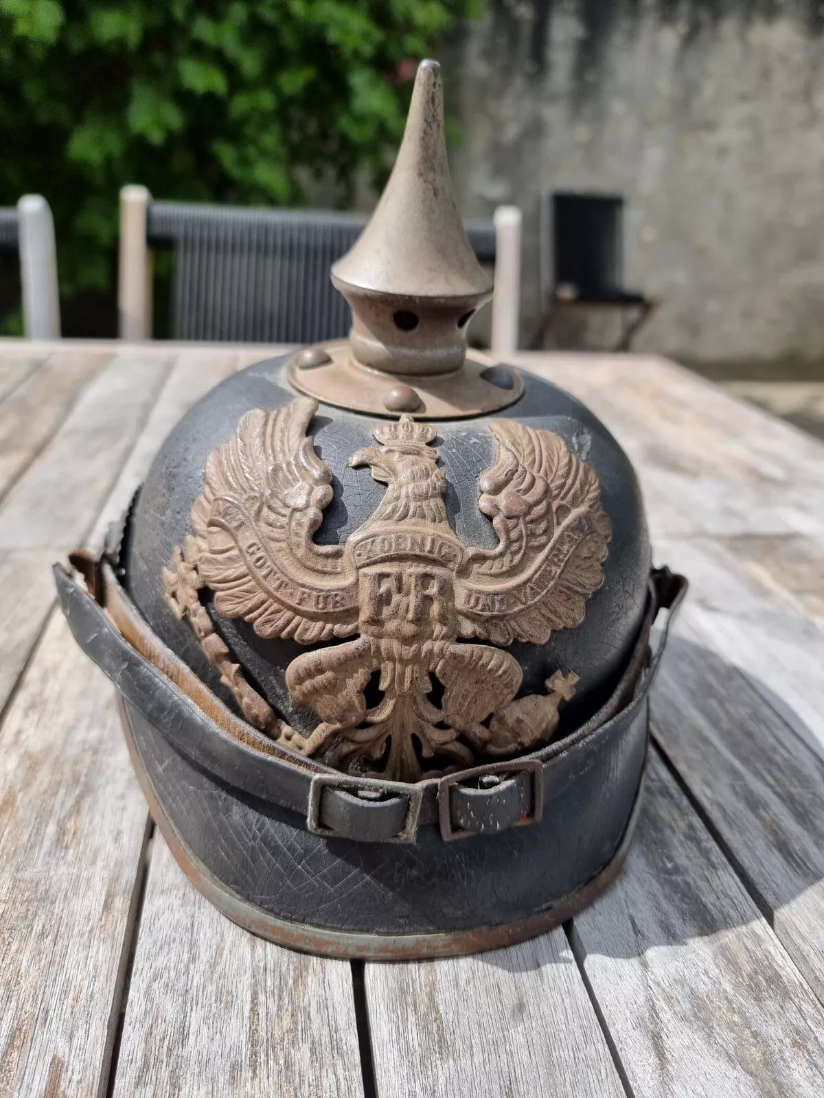 Casque à pointe modèle 1915 en cuir et métal gris