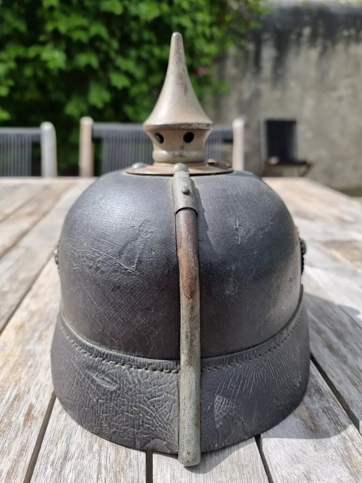 Casque à pointe modèle 1915 en cuir et métal gris
