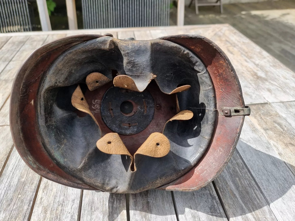 Casque à pointe modèle 1915 en cuir et métal gris