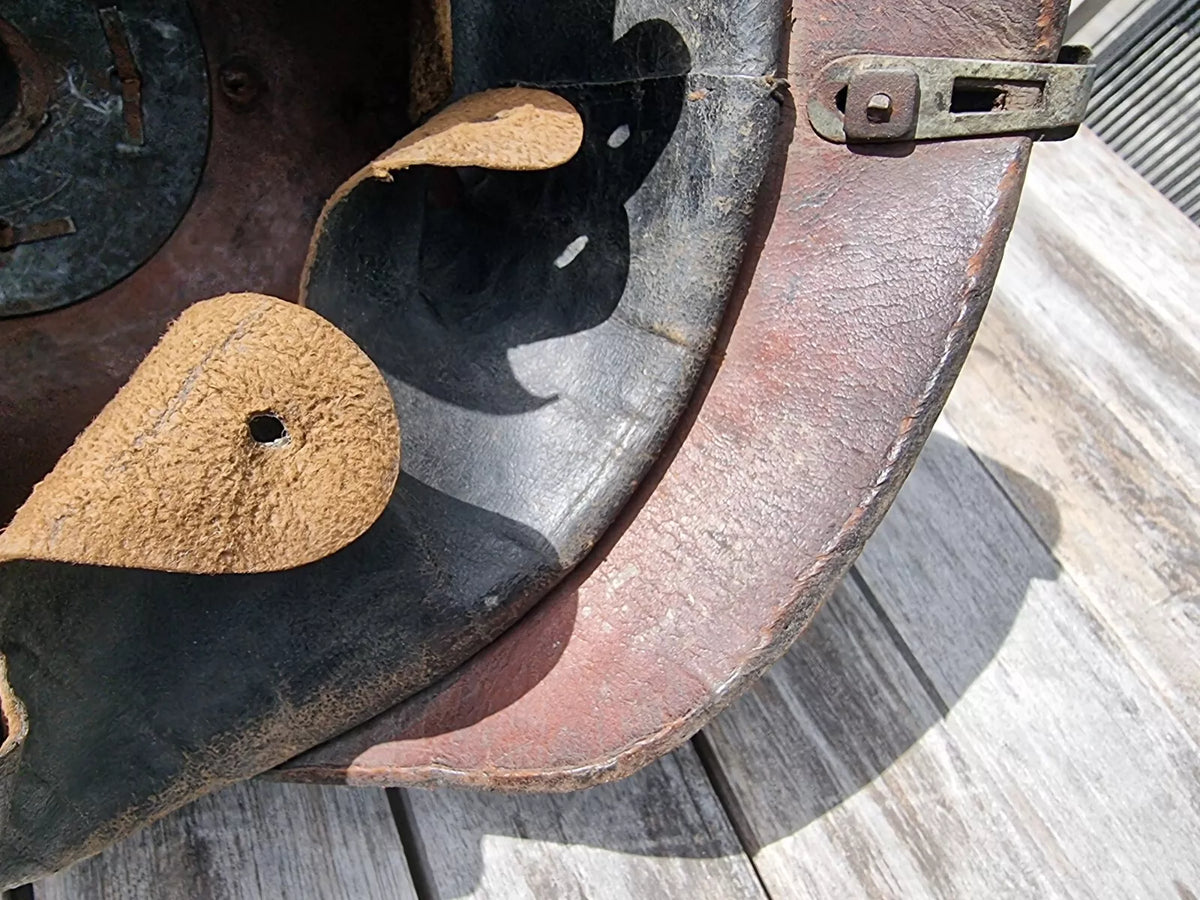 Casque à pointe modèle 1915 en cuir et métal gris