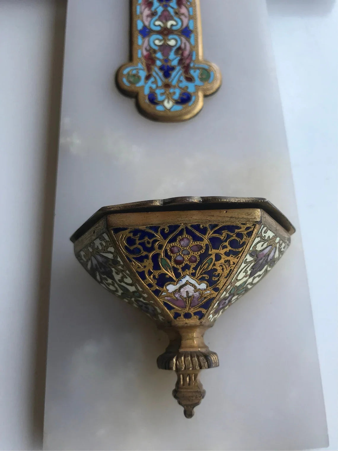 Grande croix en albâtre, bronze marbré avec bénitier, 1850