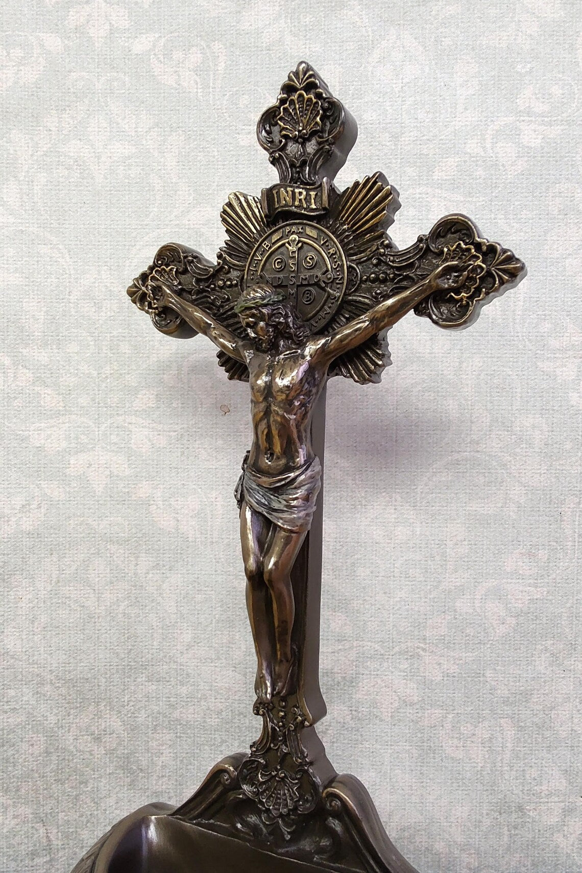 bénitier avec crucifix - Décoration d'autel catholique, support d'eau bénite mural ou de table, cadeau religieux