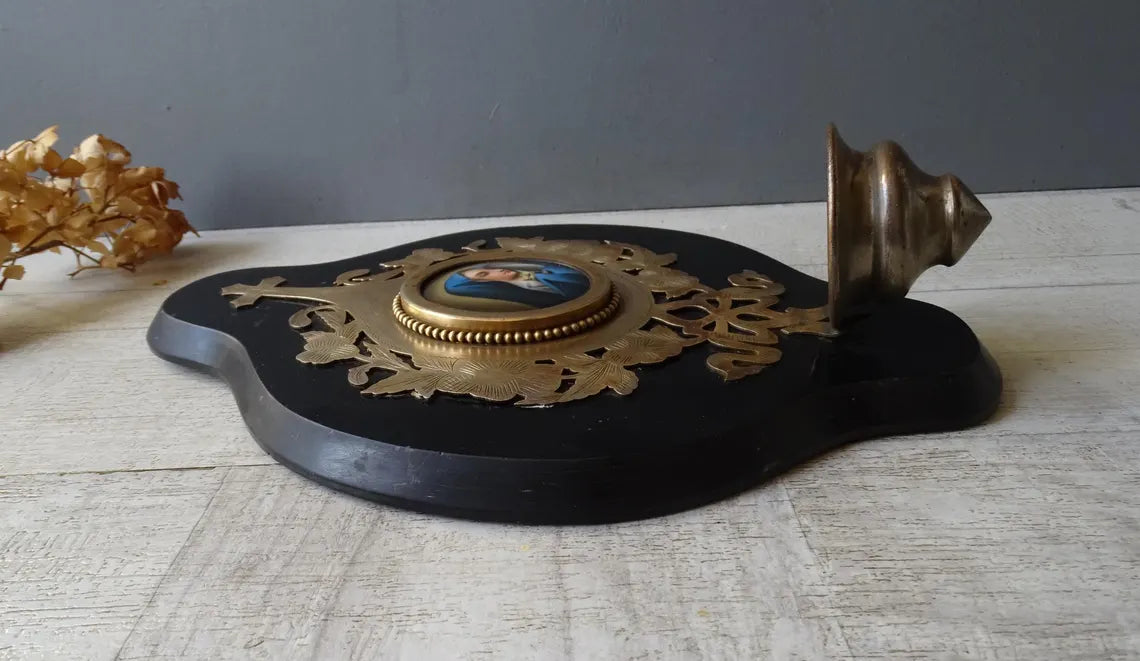 Grand bénitier ancien en bronze marbré avec médaillon en porcelaine vierge peinte à la main, bénitier émaillé.