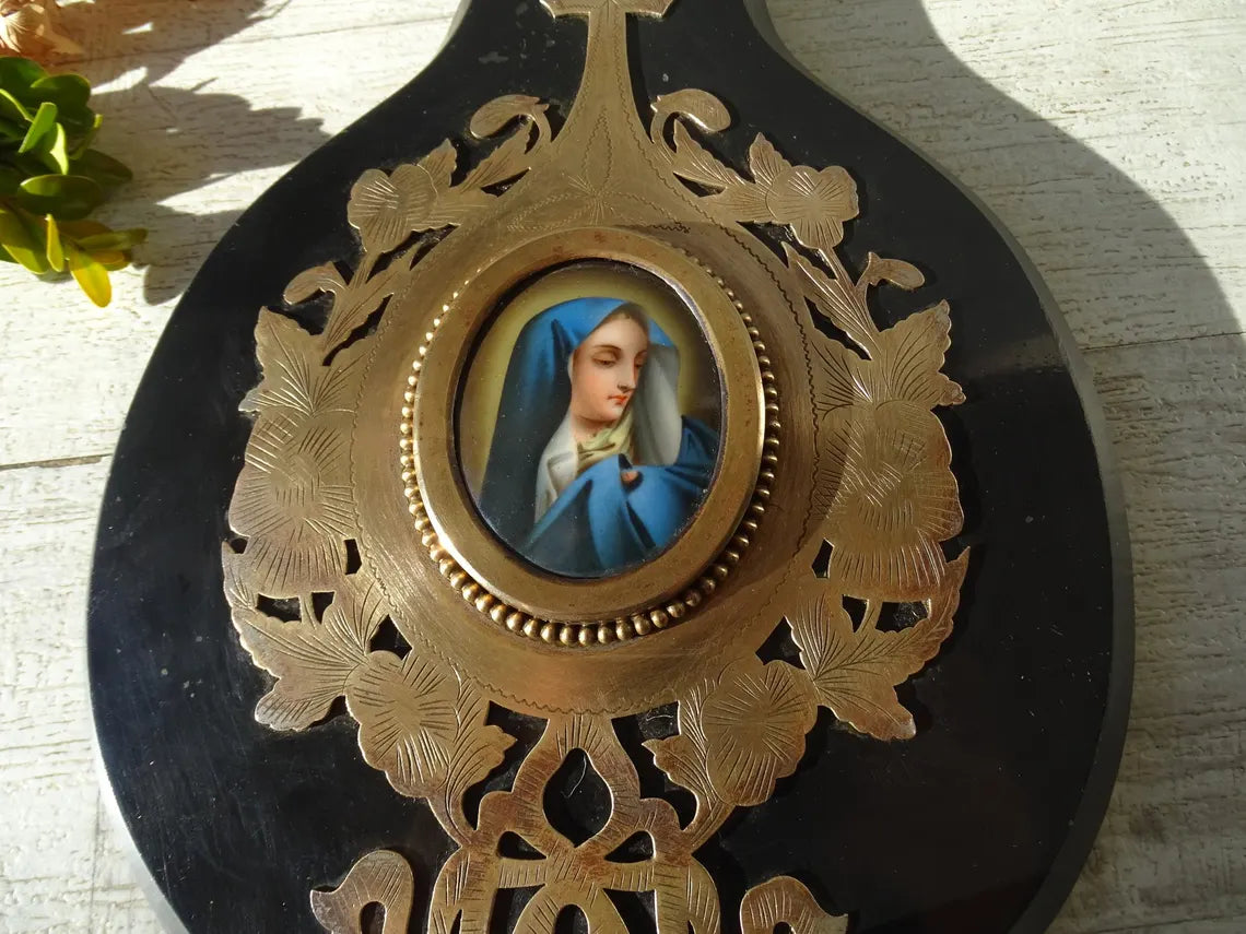 Grand bénitier ancien en bronze marbré avec médaillon en porcelaine vierge peinte à la main, bénitier émaillé.