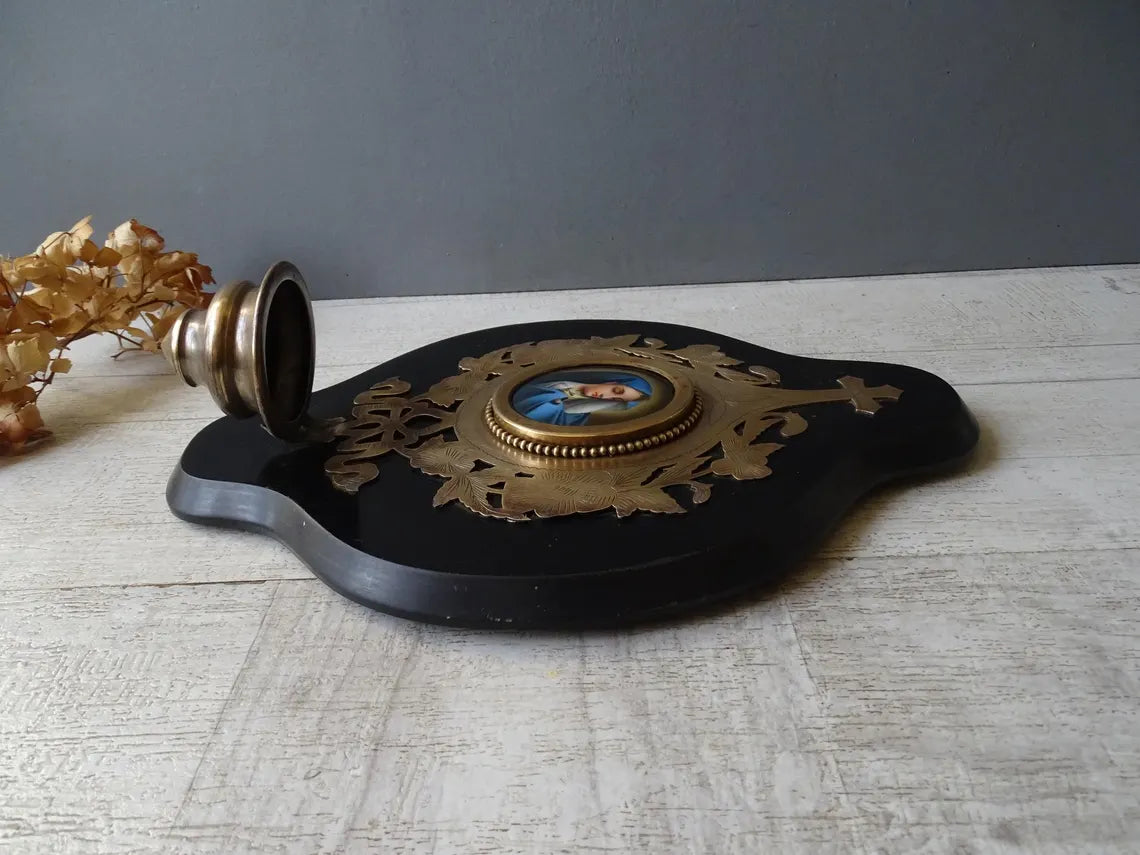 Grand bénitier ancien en bronze marbré avec médaillon en porcelaine vierge peinte à la main, bénitier émaillé.