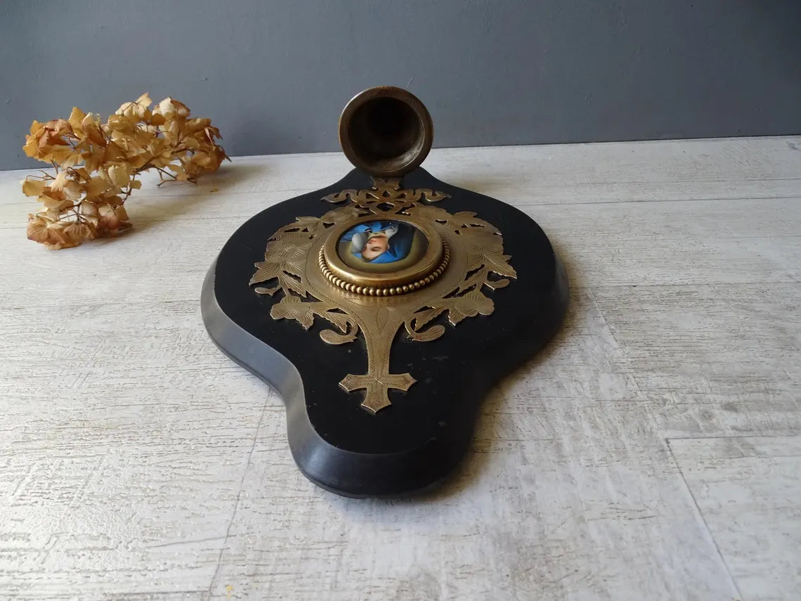 Grand bénitier ancien en bronze marbré avec médaillon en porcelaine vierge peinte à la main, bénitier émaillé.