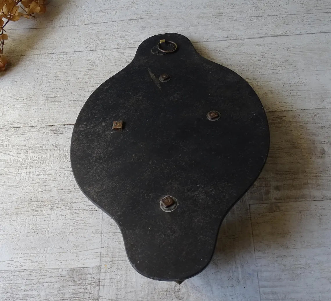 Grand bénitier ancien en bronze marbré avec médaillon en porcelaine vierge peinte à la main, bénitier émaillé.