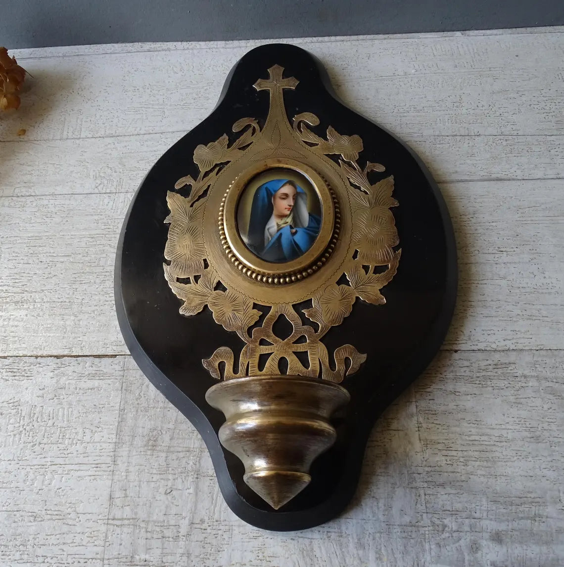 Grand bénitier ancien en bronze marbré avec médaillon en porcelaine vierge peinte à la main, bénitier émaillé.
