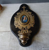 Grand bénitier ancien en bronze marbré avec médaillon en porcelaine vierge peinte à la main, bénitier émaillé.