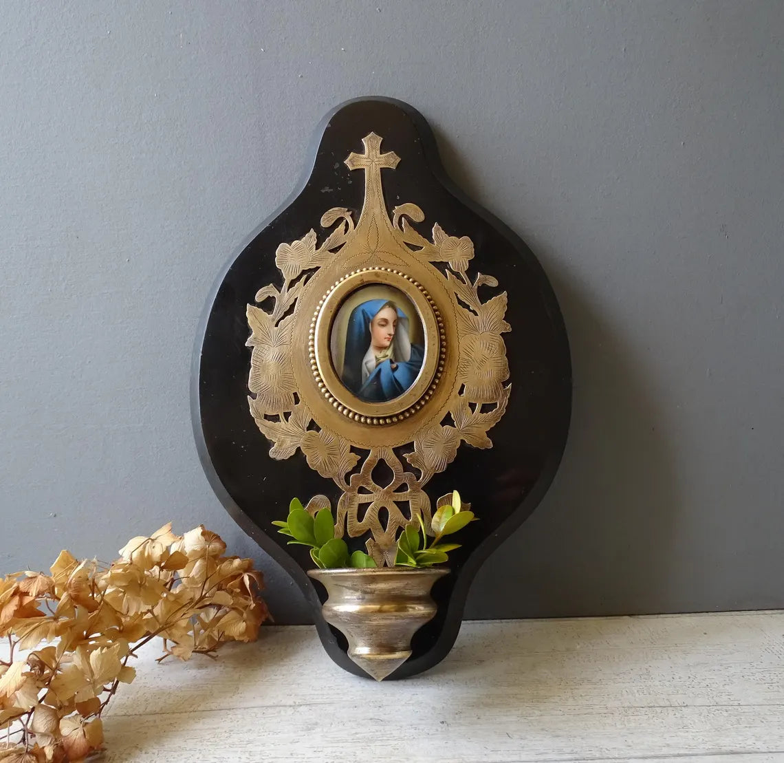 Grand bénitier ancien en bronze marbré avec médaillon en porcelaine vierge peinte à la main, bénitier émaillé.
