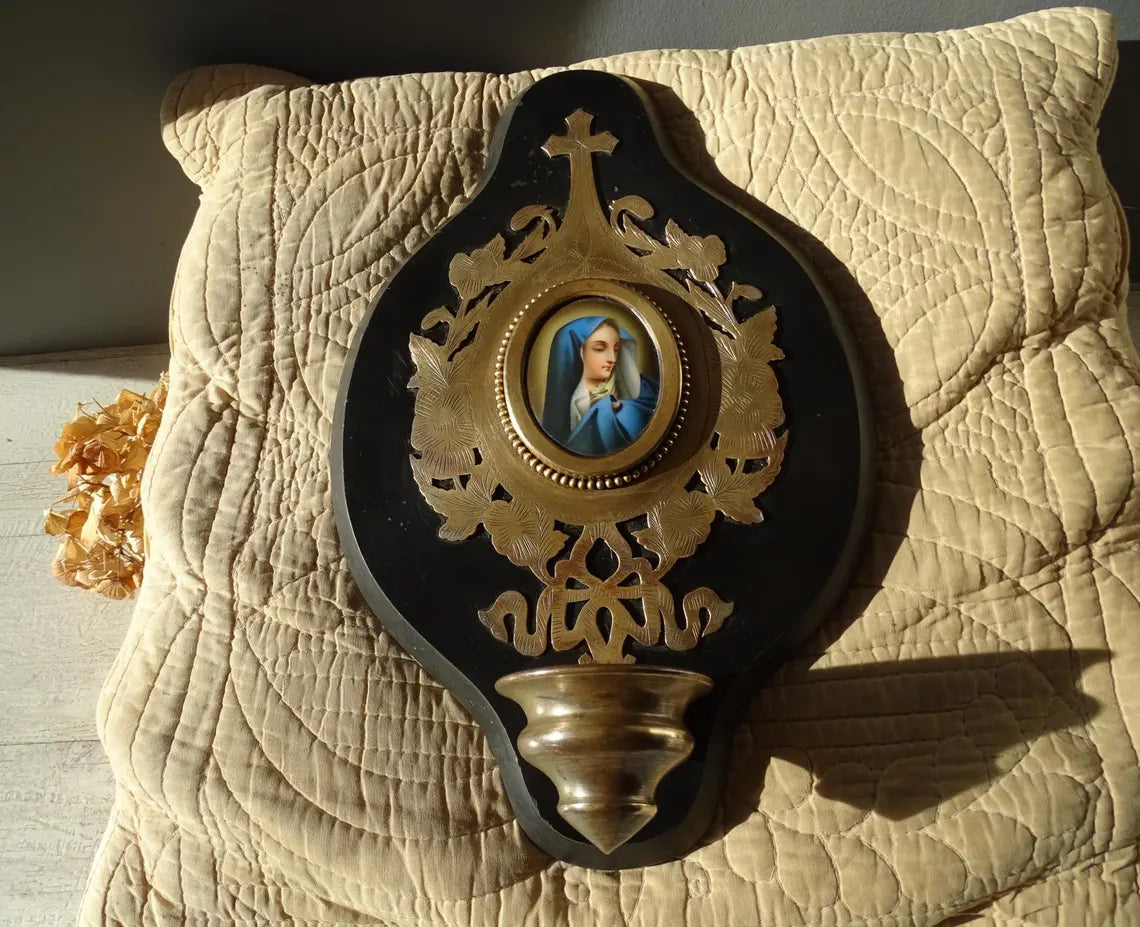 Grand bénitier ancien en bronze marbré avec médaillon en porcelaine vierge peinte à la main, bénitier émaillé.