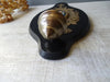 Grand bénitier ancien en bronze marbré avec médaillon en porcelaine vierge peinte à la main, bénitier émaillé.