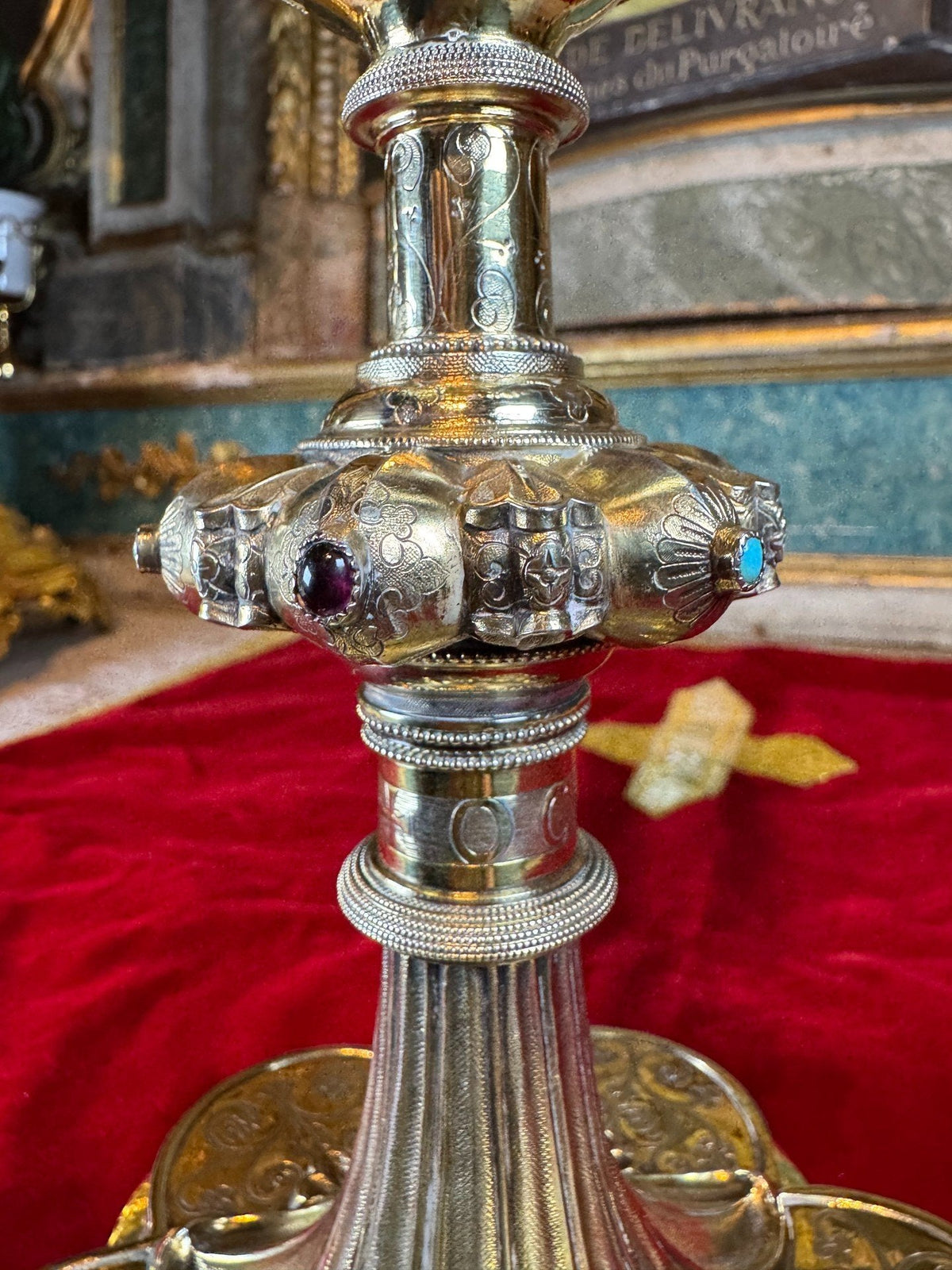 Calice en vermeil ciselé orné de cabochons de pierres de couleur - XIXe