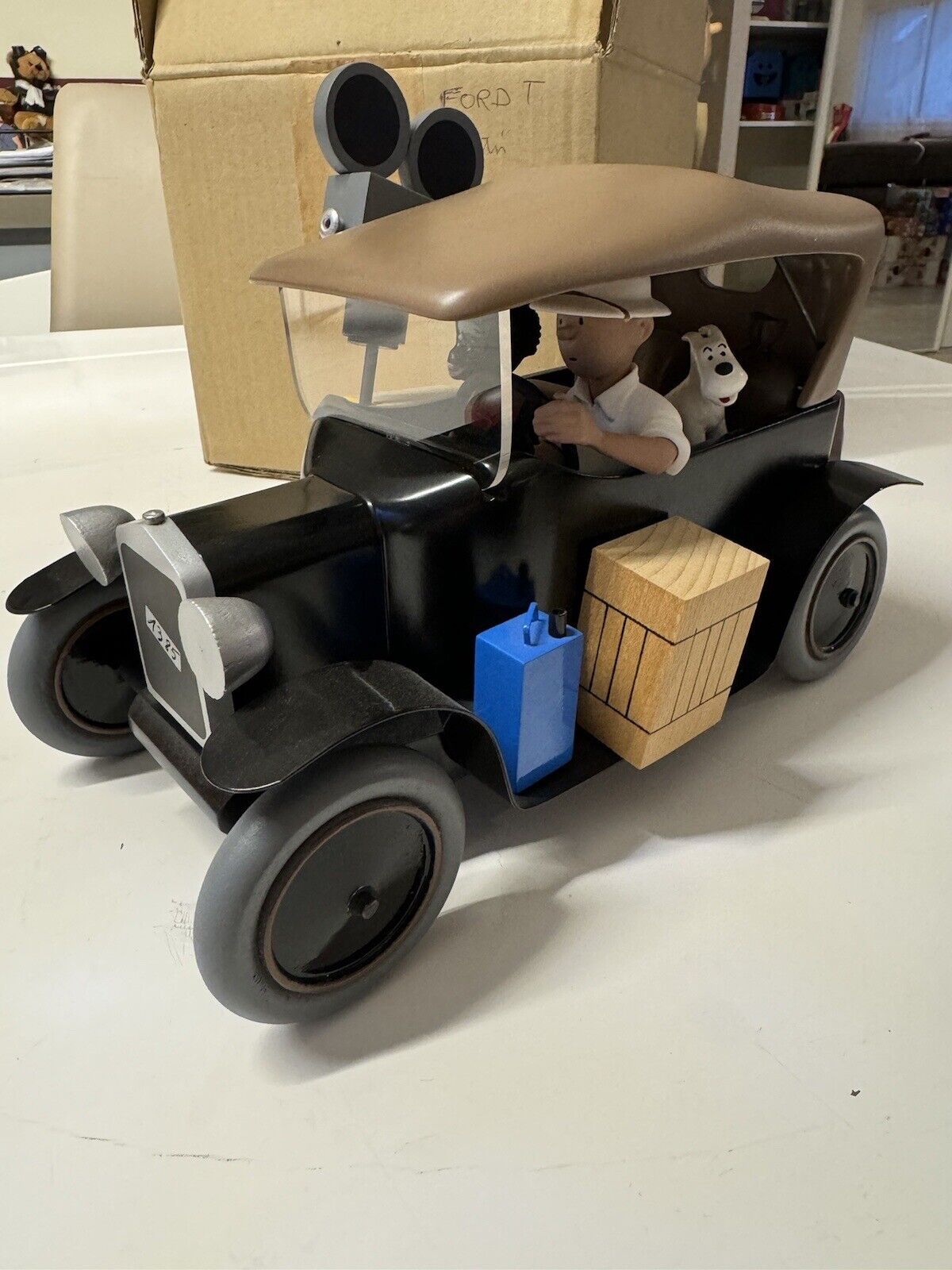 Figurine Tintin Aroutcheff représentant la célèbre Ford T du capitaine Haddock