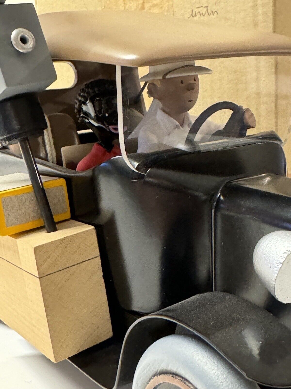 Figurine Tintin Aroutcheff représentant la célèbre Ford T du capitaine Haddock