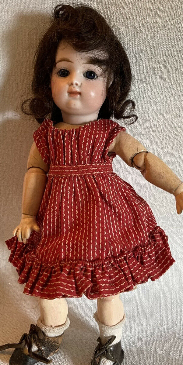 Antique petite poupée