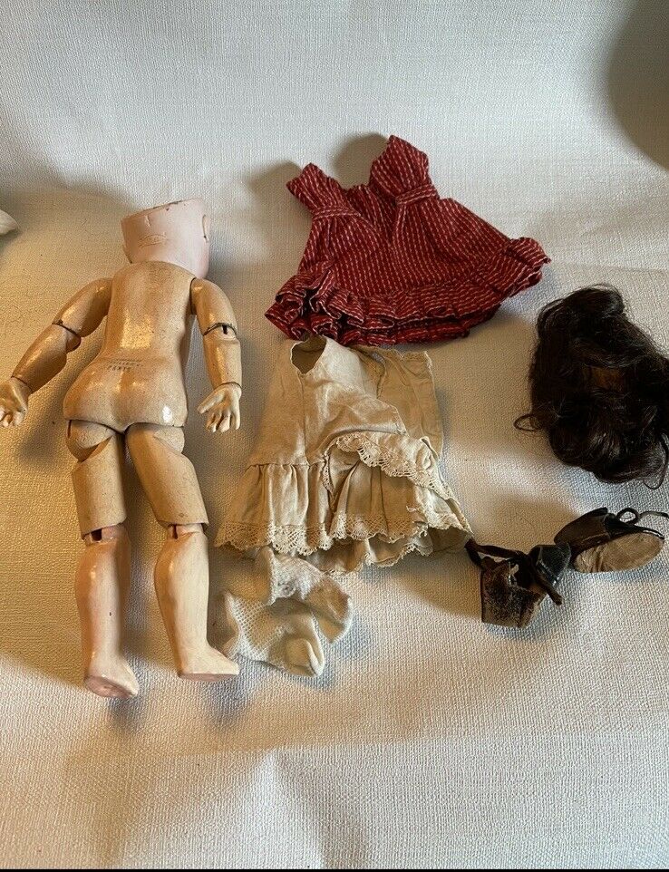 Antique petite poupée