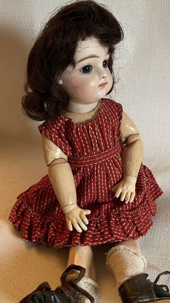 Antique petite poupée