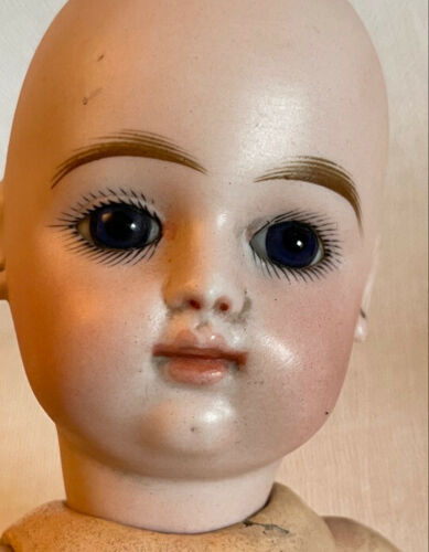 Antique petite poupée