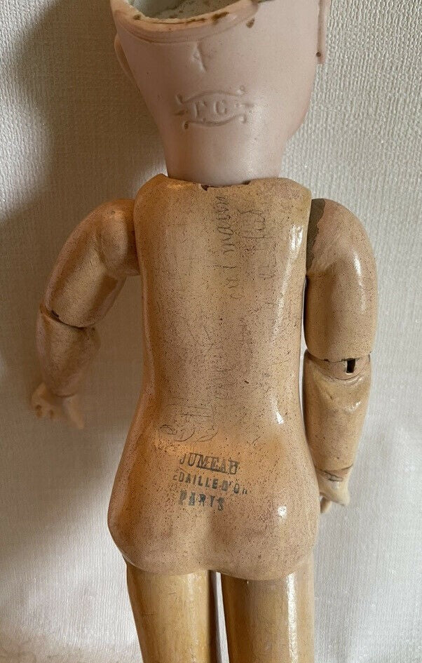 Antique petite poupée
