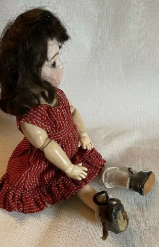 Antique petite poupée