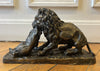 Bronze XIXe signé Fratin – Lion terrassant un sanglier – Sculpture animalière