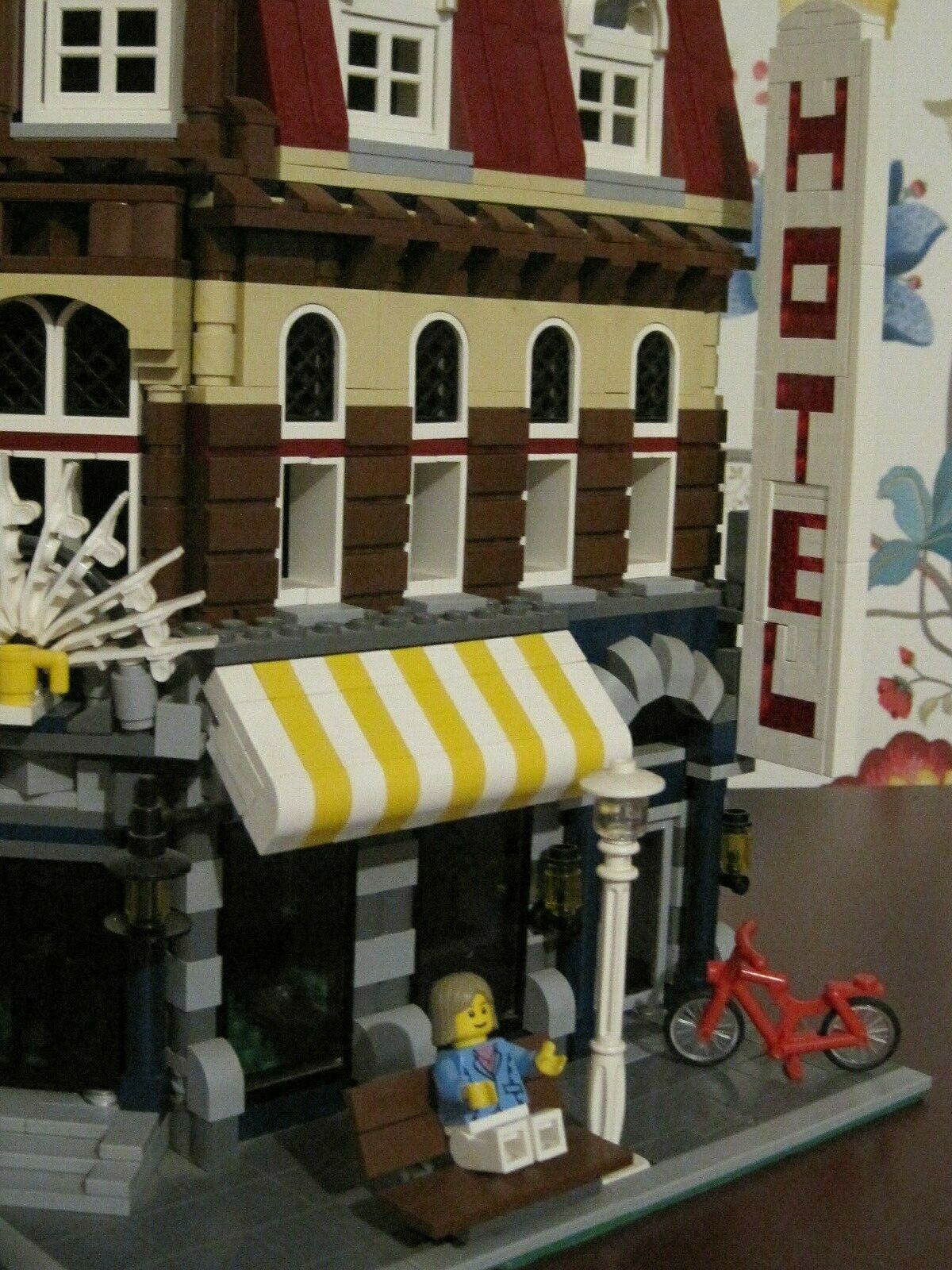Lego 10182 CAFE CORNER Hôtel   très rare avec de recette