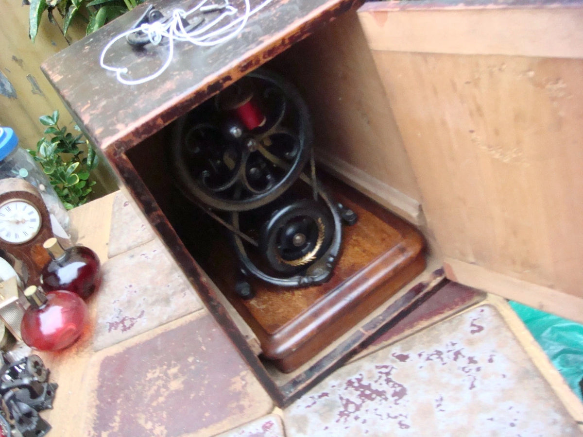 Machine à coudre ancienne et vintage Wilcox & Gibbs