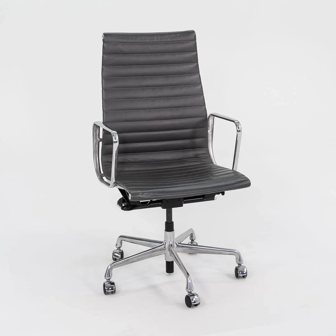Chaise de bureau exécutive Herman Miller Eames Aluminum Group 2016 en gris