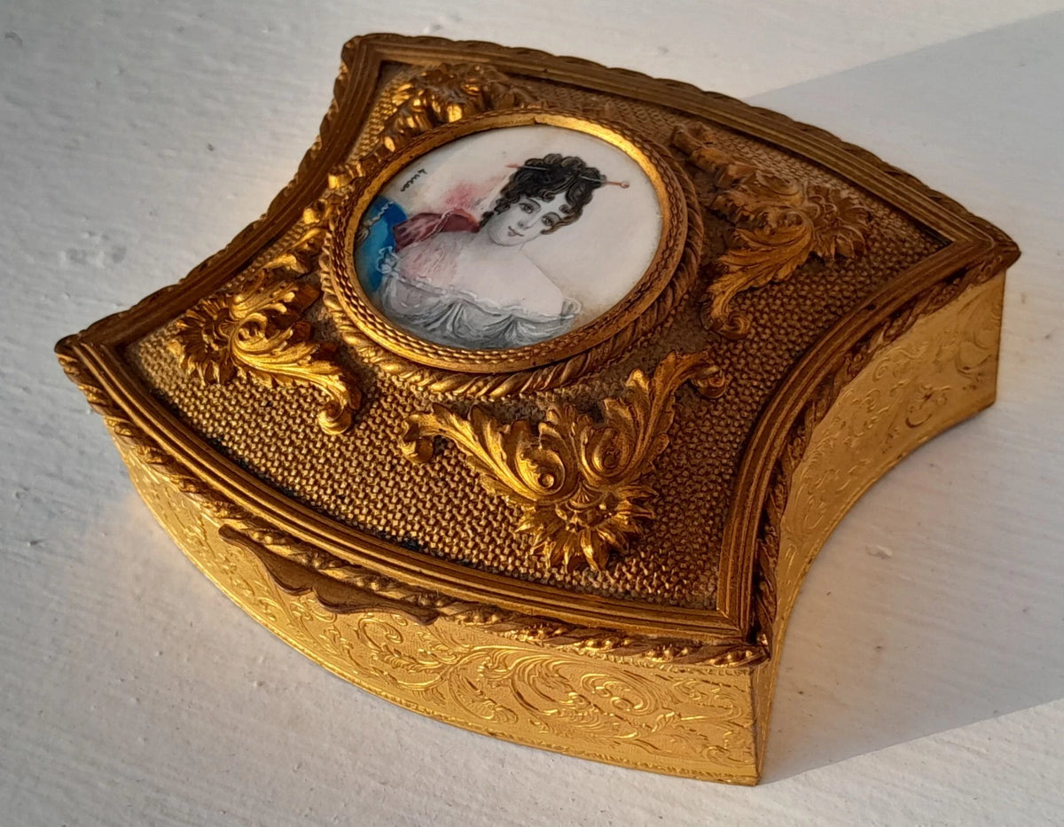 Ancienne boîte à bijoux capitonnée bronze ou laiton médaillon signé peinture