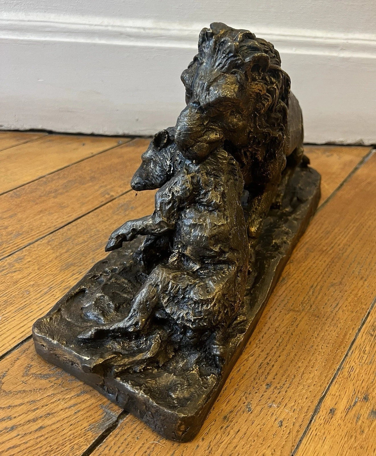 Bronze XIXe signé Fratin – Lion terrassant un sanglier – Sculpture animalière