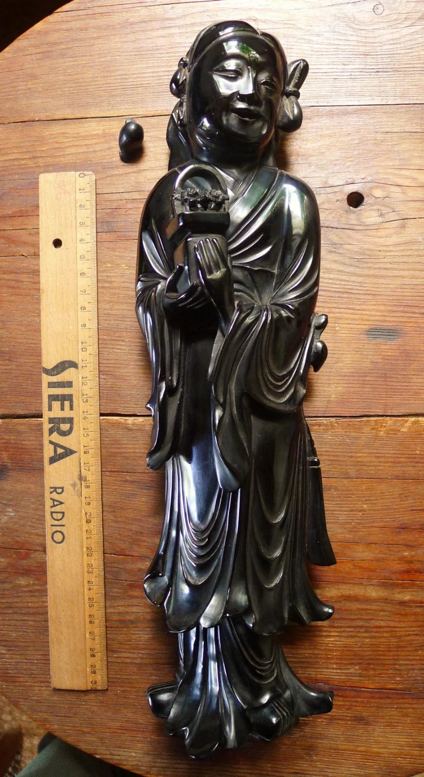 Statue ancienne en bakélite rouge cerise datant du début à milieu du XXe siècle