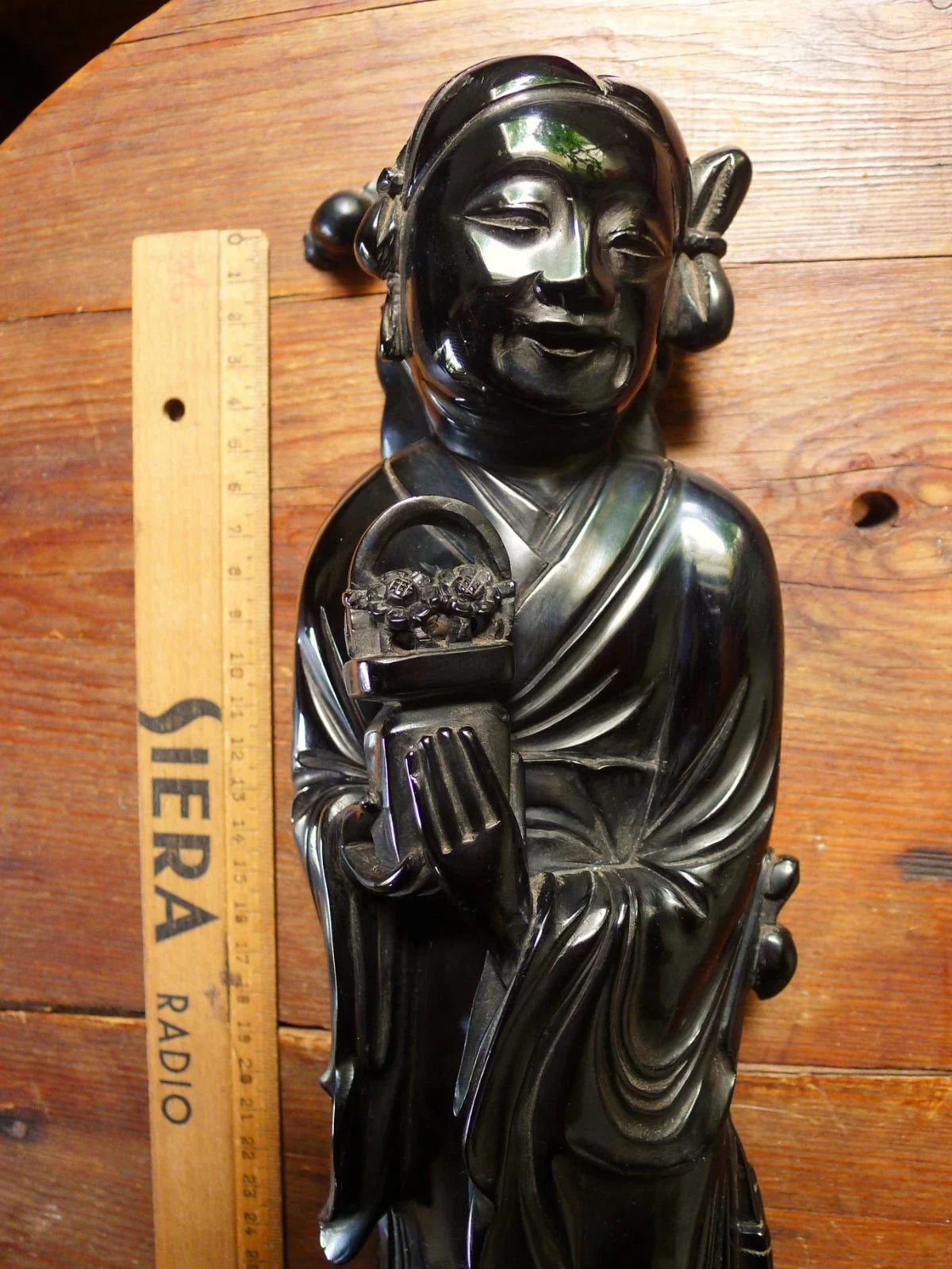 Statue ancienne en bakélite rouge cerise datant du début à milieu du XXe siècle