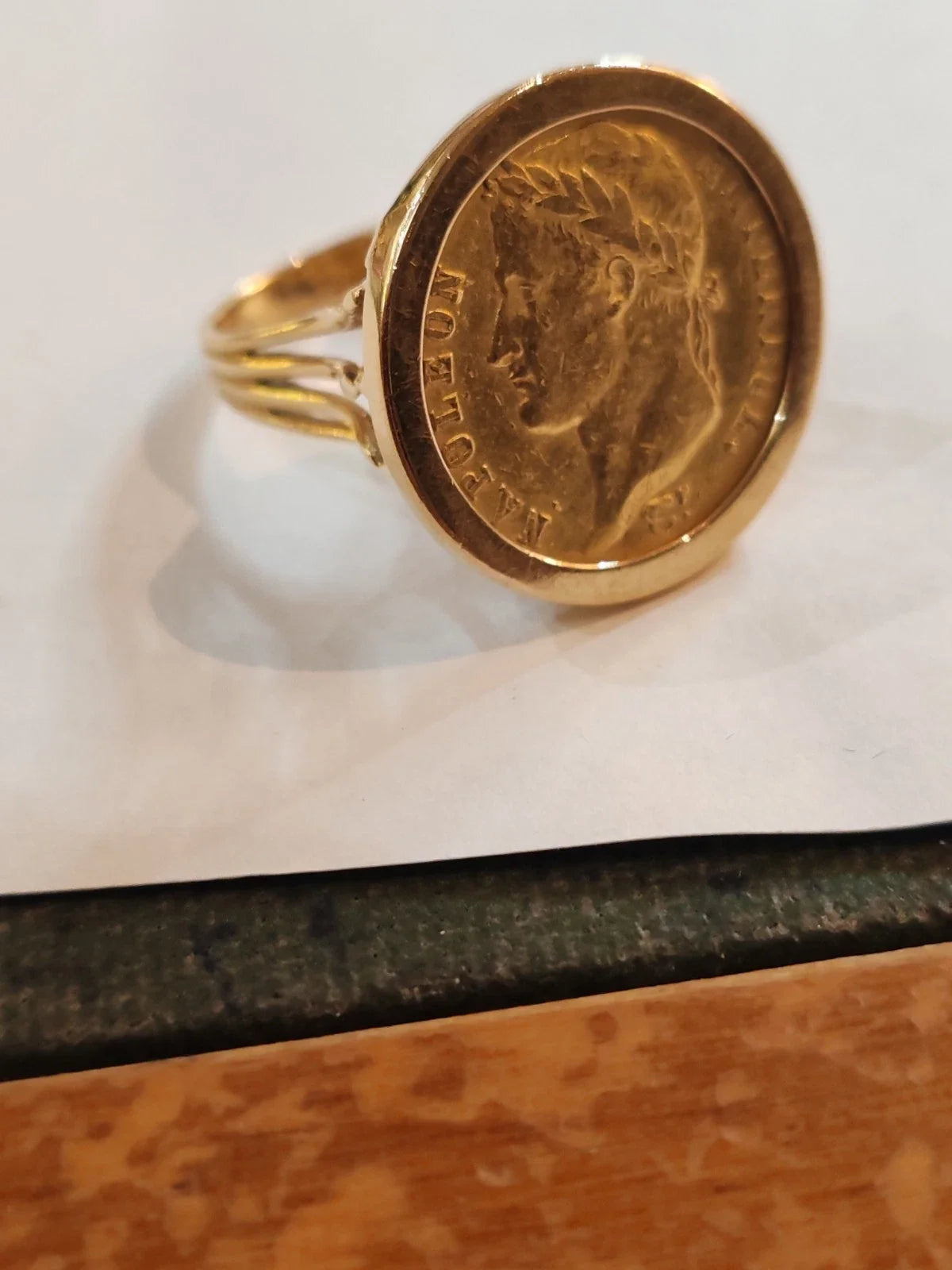 Bague ancienne en or jaune 18 carats avec un Napoléon