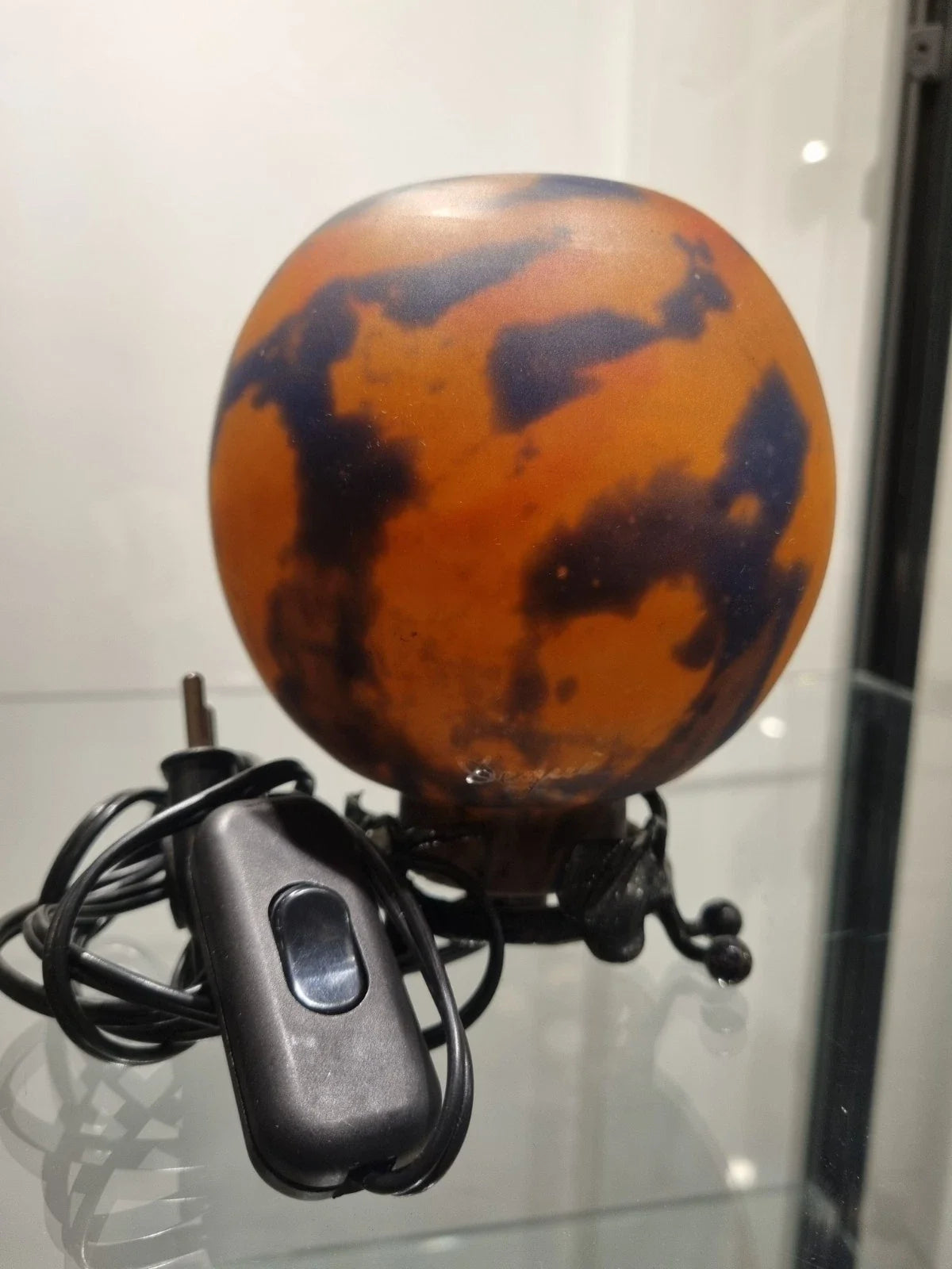 Lampe veilleuse en fer forgé et pâte de verre signé degué