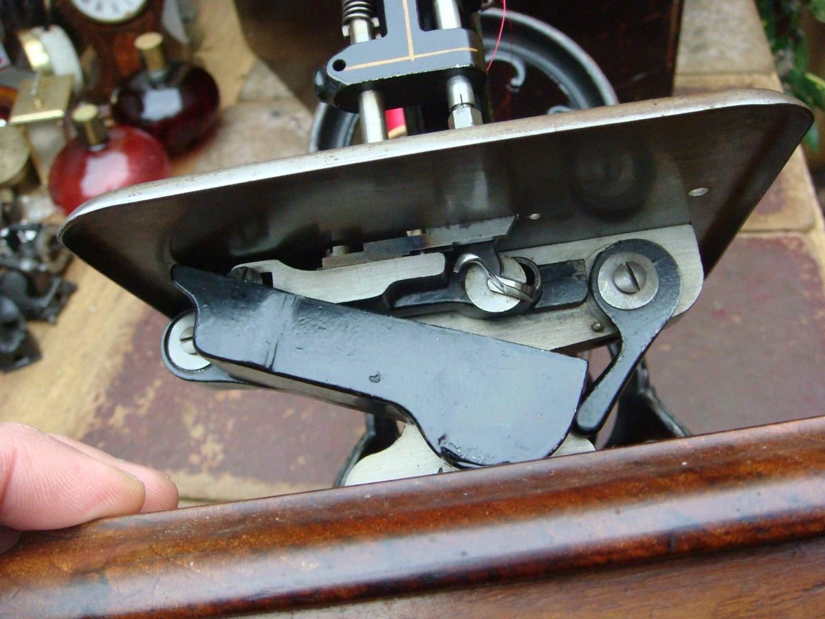 Machine à coudre ancienne et vintage Wilcox & Gibbs