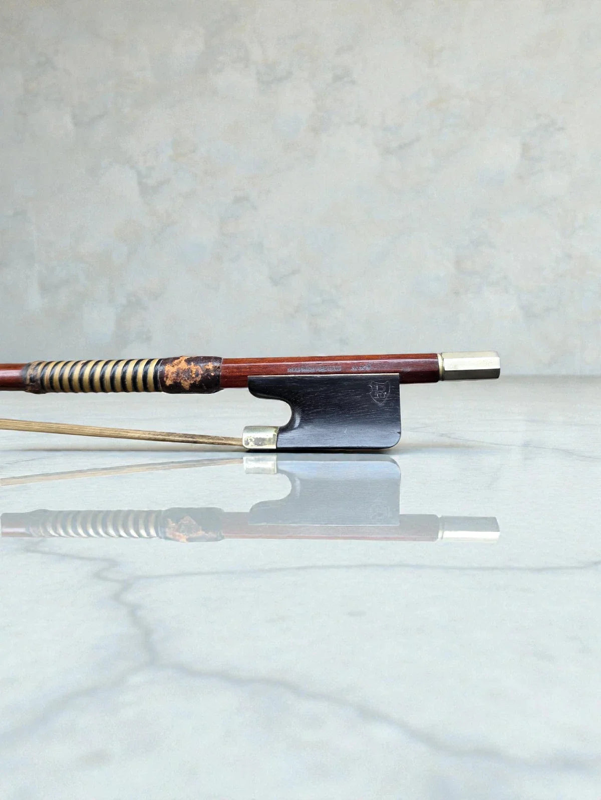 Bel archet ancien pour violoncelle pernambuc, estampillé  roderich paesold
