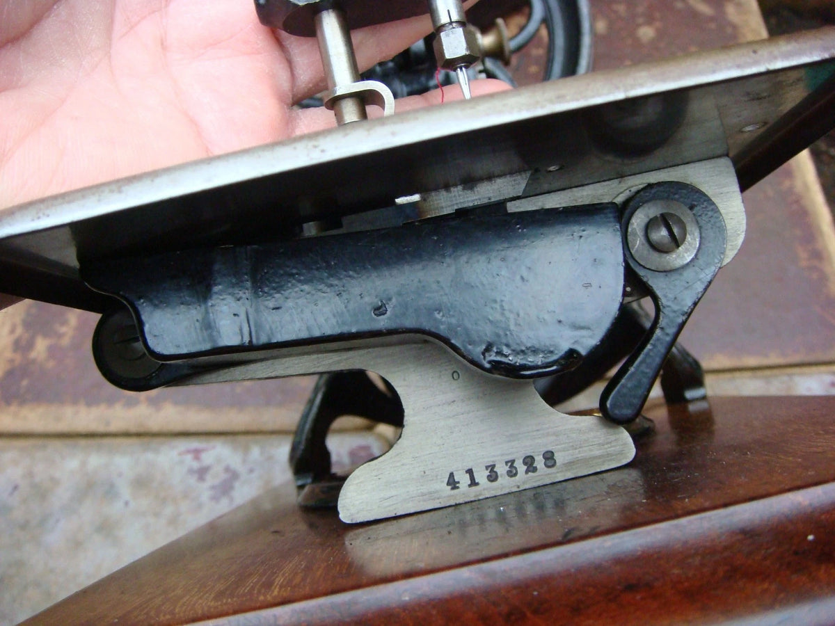 Machine à coudre ancienne et vintage Wilcox & Gibbs