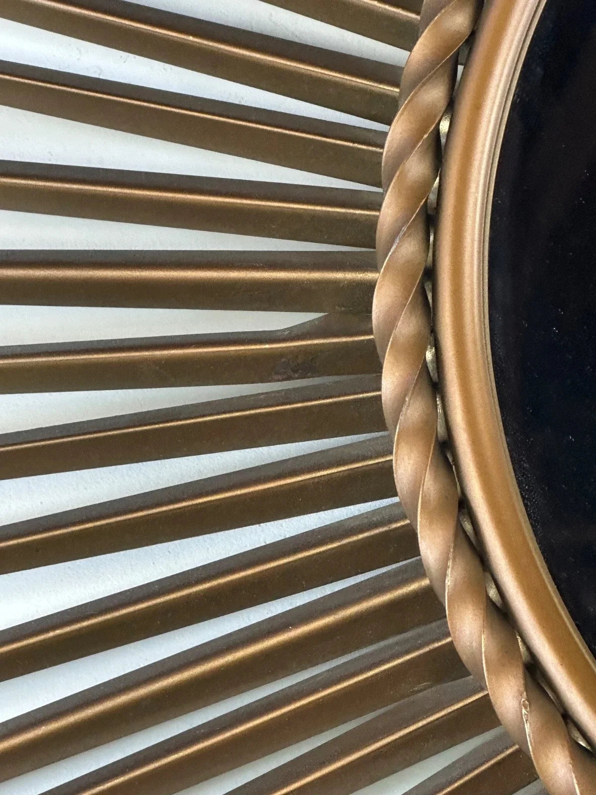 Miroir Soleil Chaty Vallauris en métal doré Années 1950-1960