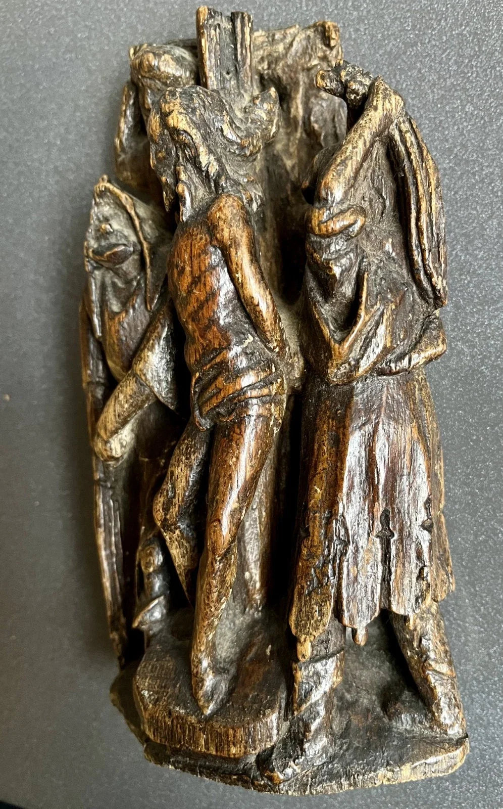 Petit groupe en bois sculpté haute époque XVIème