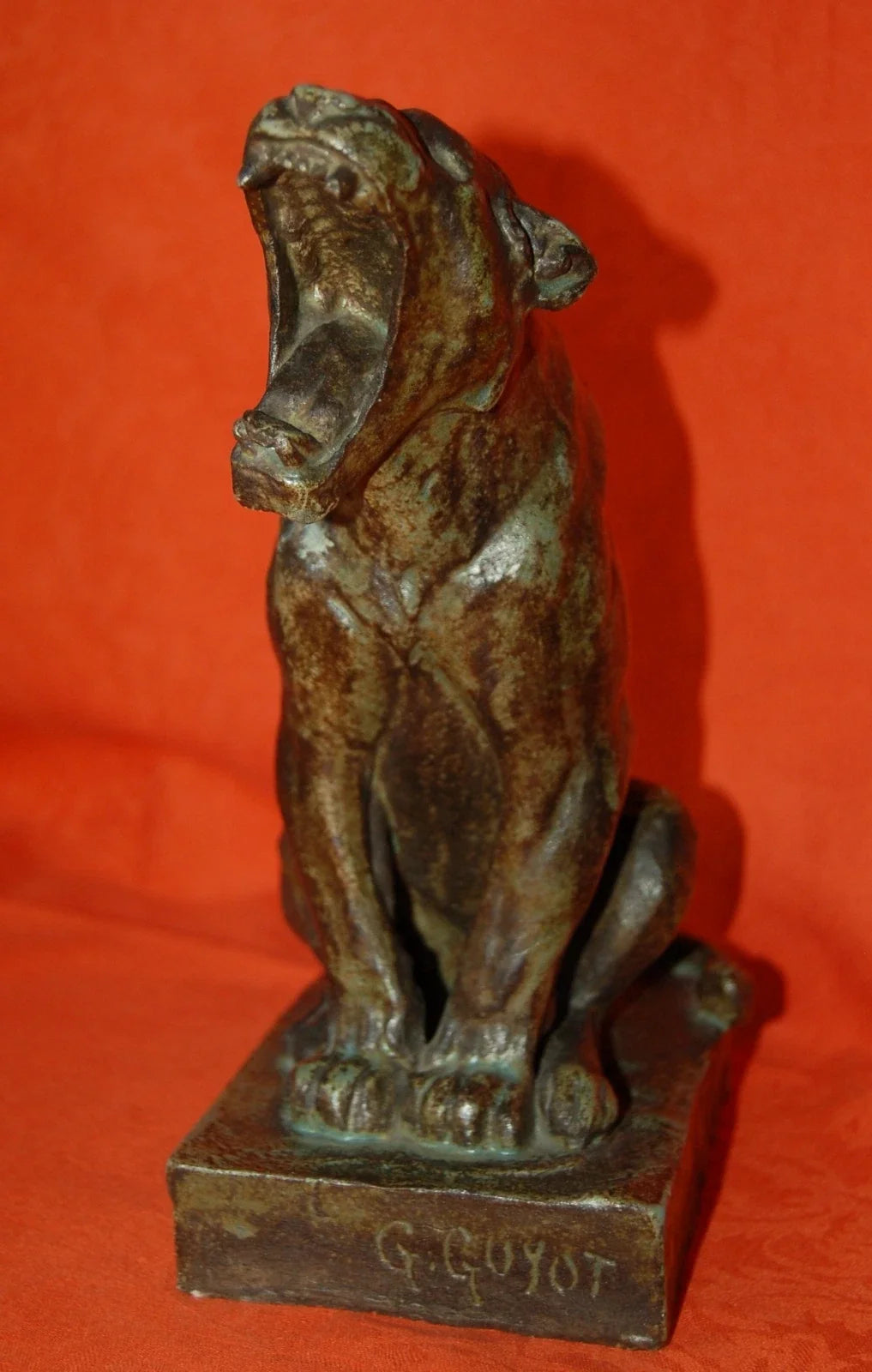 Georges Lucien GUYOT (1885-1972)  lionne assise  école de POMPON